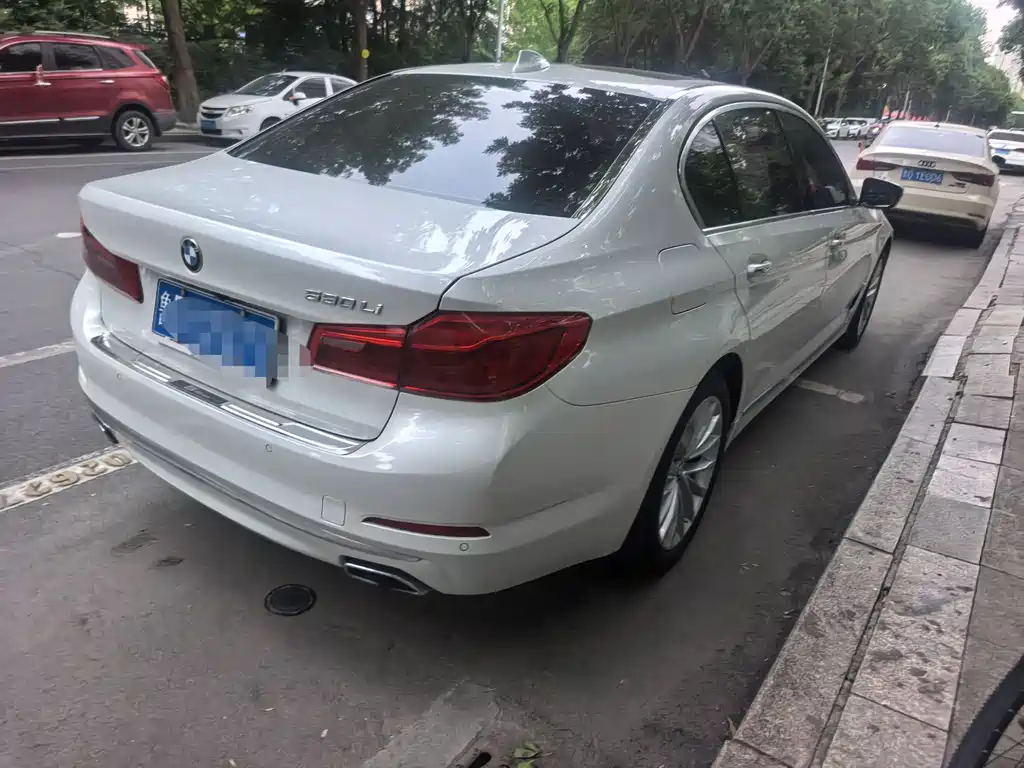 BMW 5 Series 2018 — фото 10