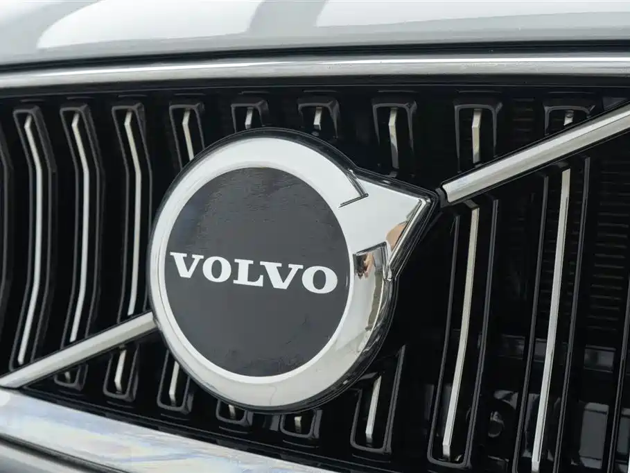 Volvo S60 2023 — фото 10