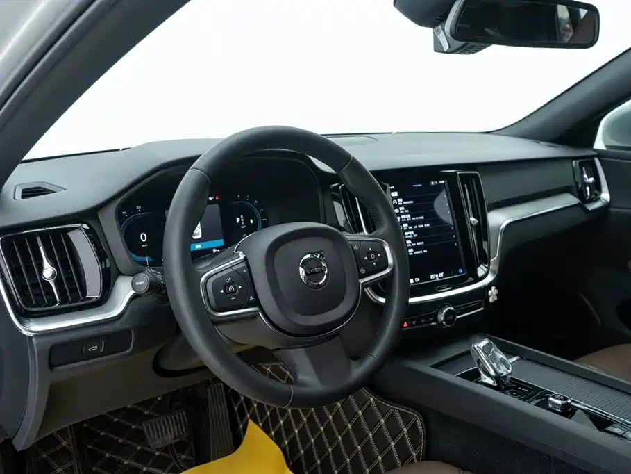 Volvo S60 2023 — фото 16