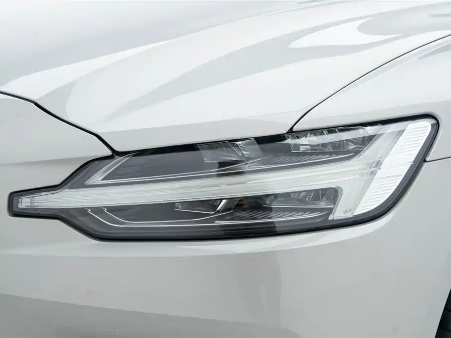 Volvo S60 2023 — фото 9
