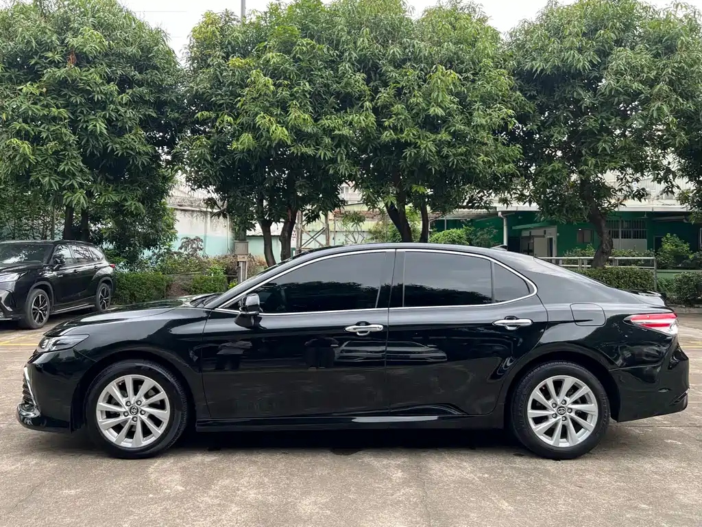 Toyota Camry 2022 — фото 3