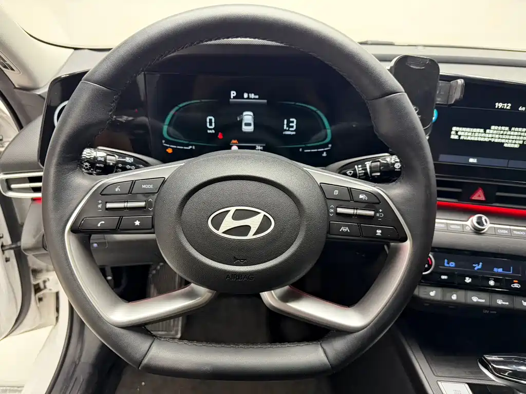 Hyundai Elantra 2023 — фото 12