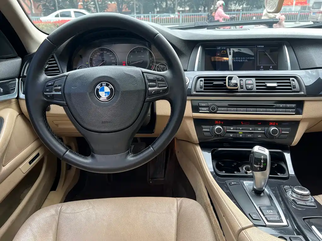BMW 5 Series 2012 — фото 10