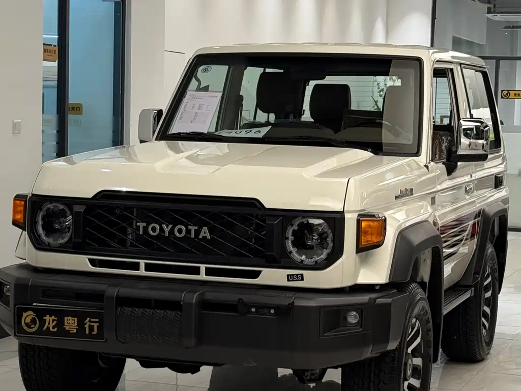 Toyota FJ Cruiser — фото 1