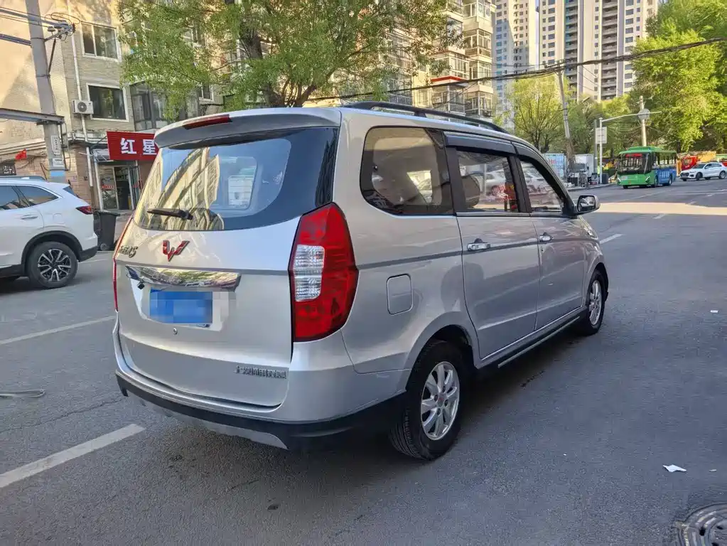 Wuling Hongguang 2015
