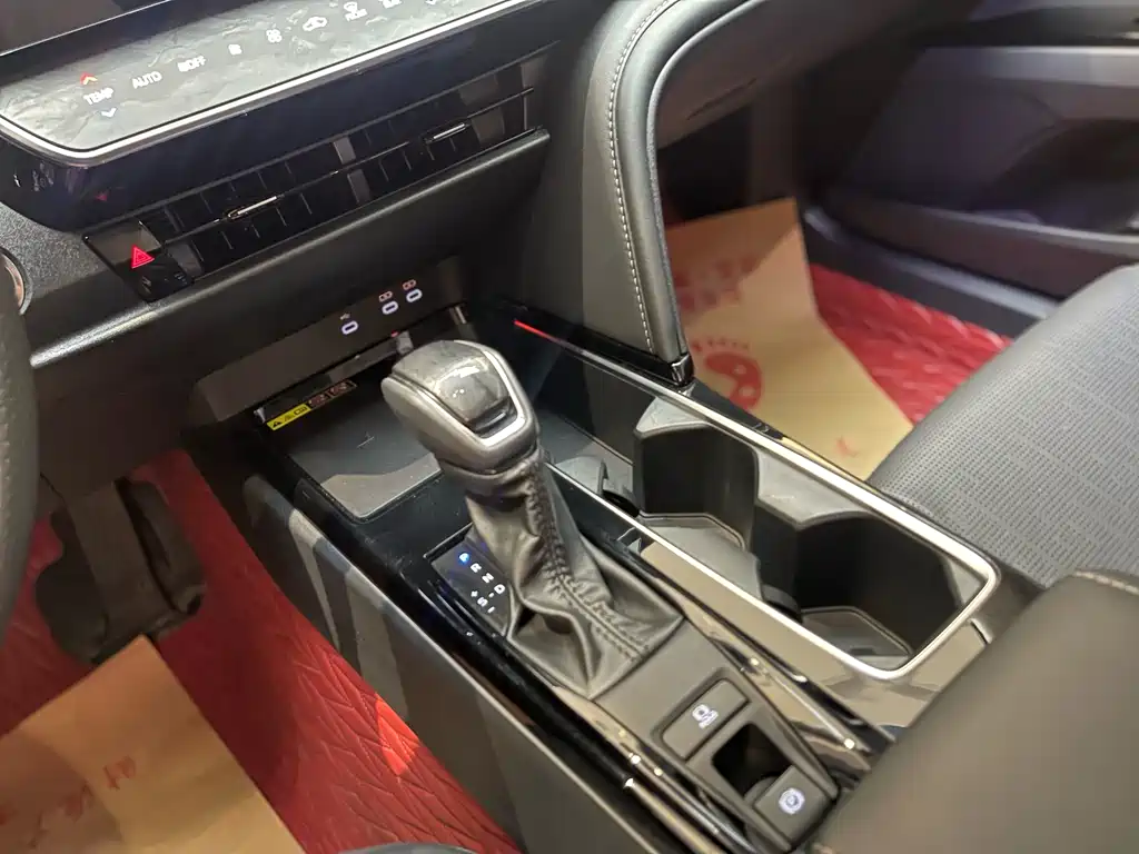 Toyota Camry 2024 — фото 12