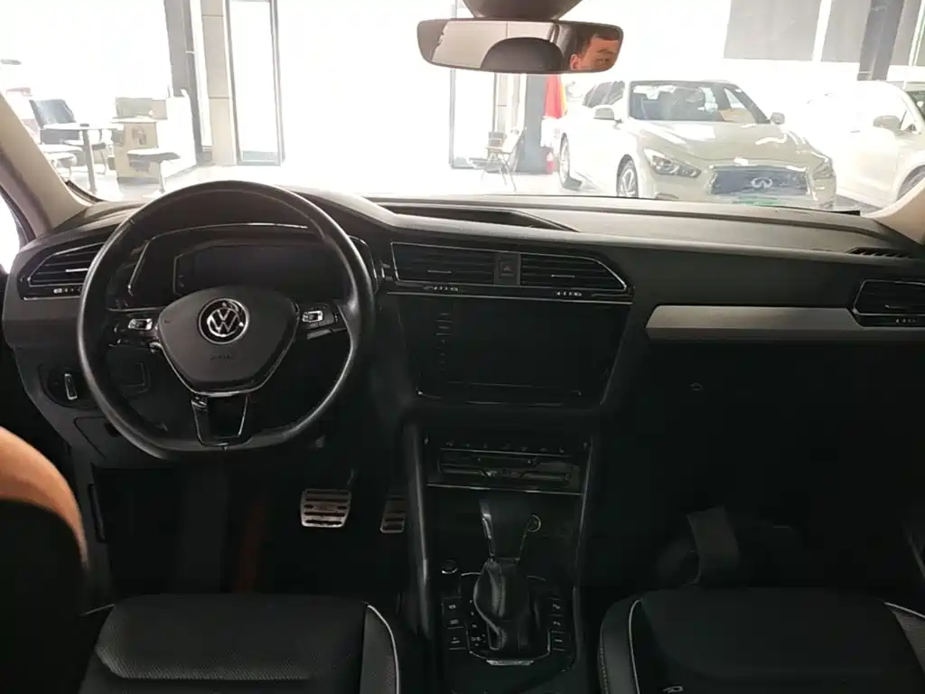 Volkswagen Tiguan L Plug-In Hybrid 2021 — фото 10