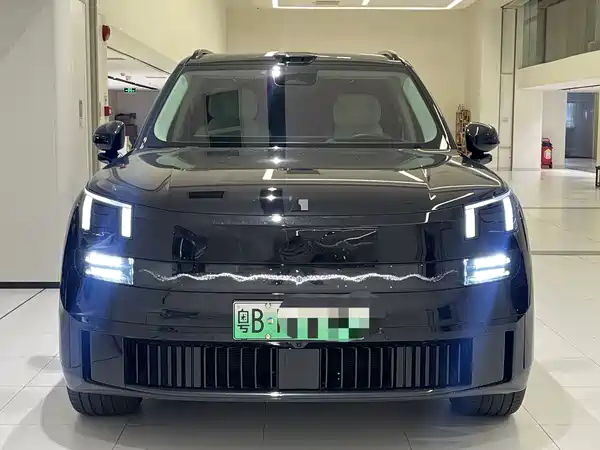 Lynk & Co 900 2025