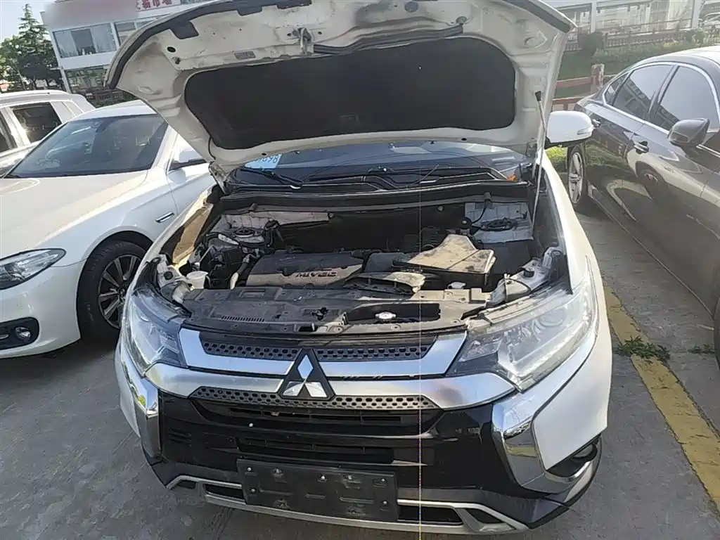 Mitsubishi Outlander 2020 — фото 18