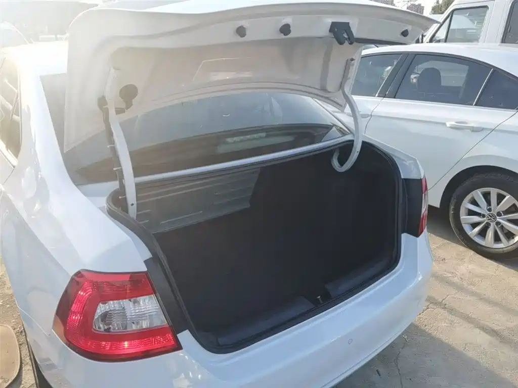 Skoda Rapid 2015 — фото 19