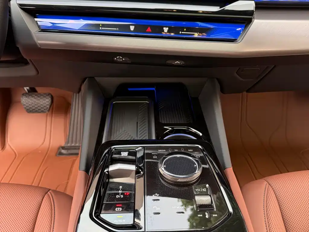 BMW 5 Series 2025 — фото 17