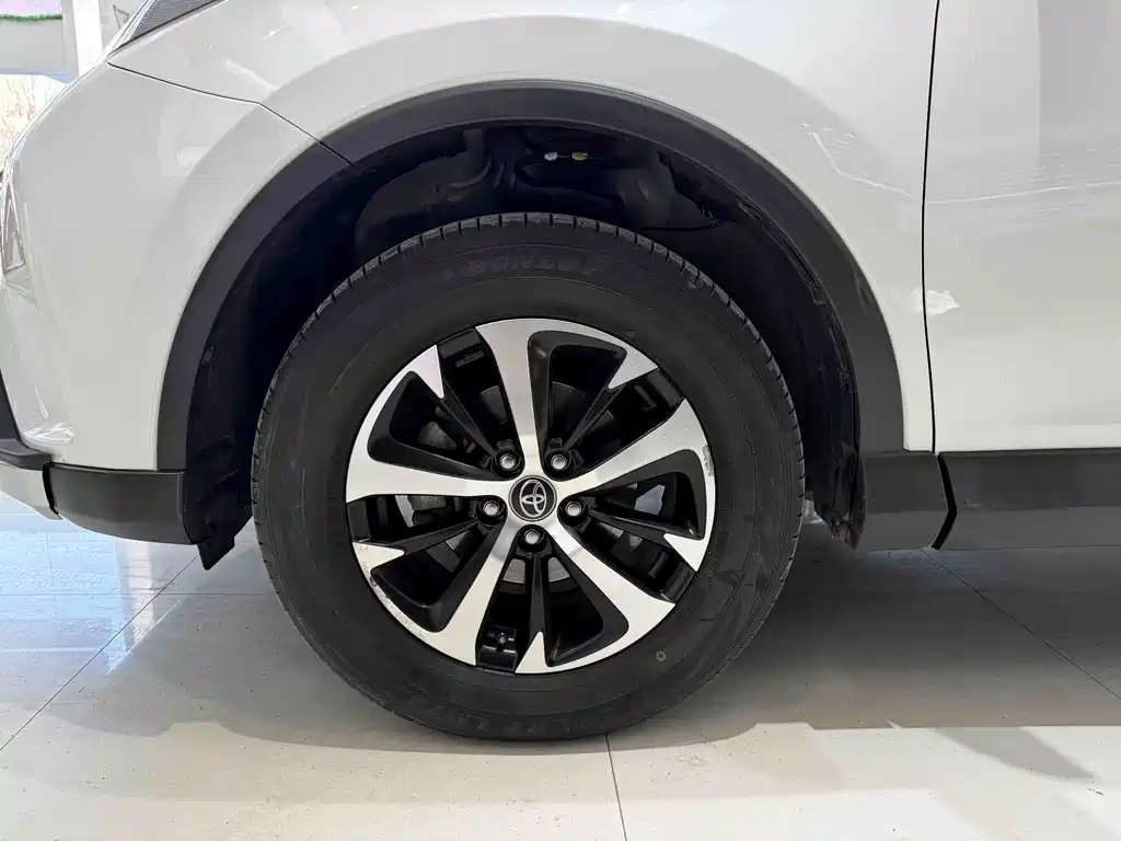 Toyota RAV4 2018 — фото 16