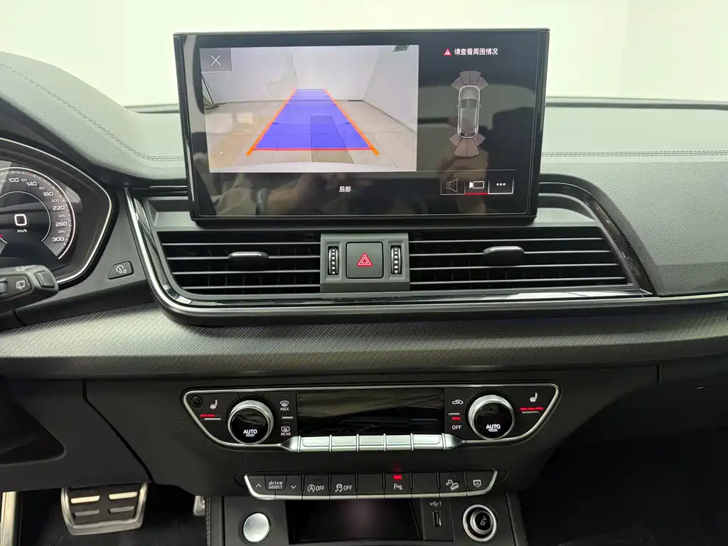 Audi Q5L 2023 — фото 11