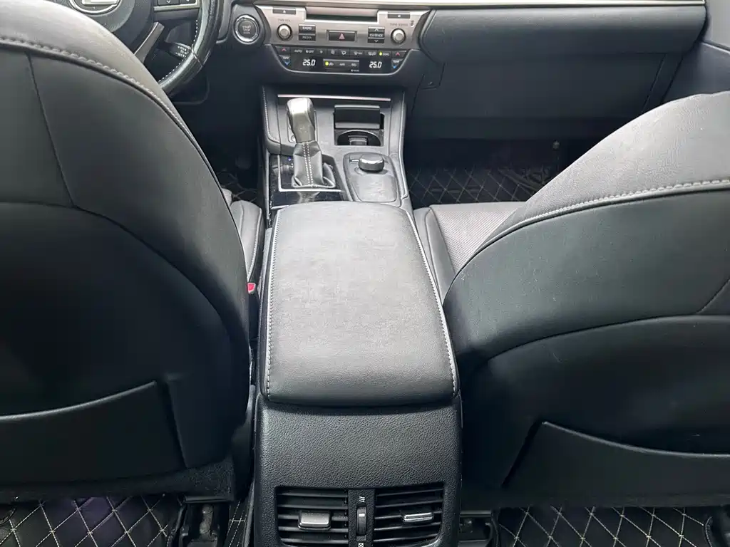 Lexus ES 2017 — фото 12
