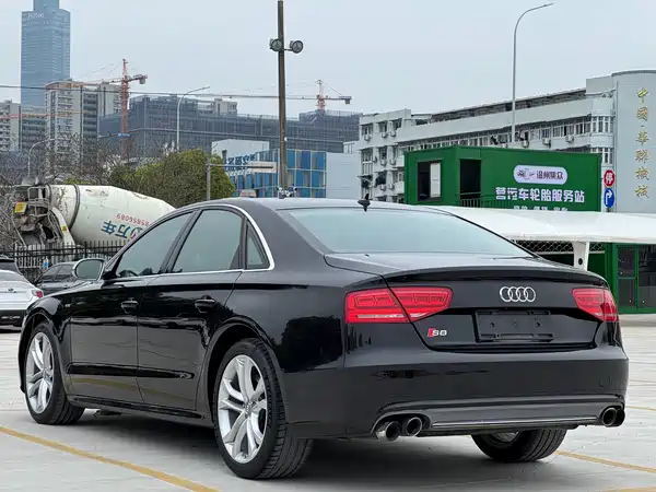 Audi S8 2013