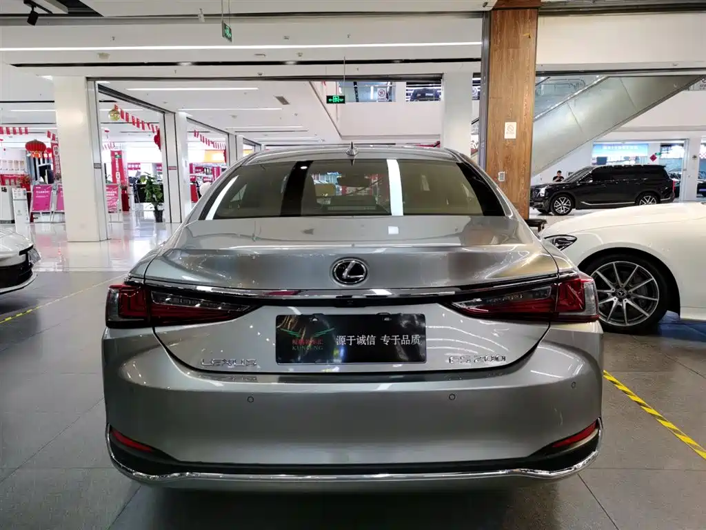 Lexus ES 2018 — фото 4