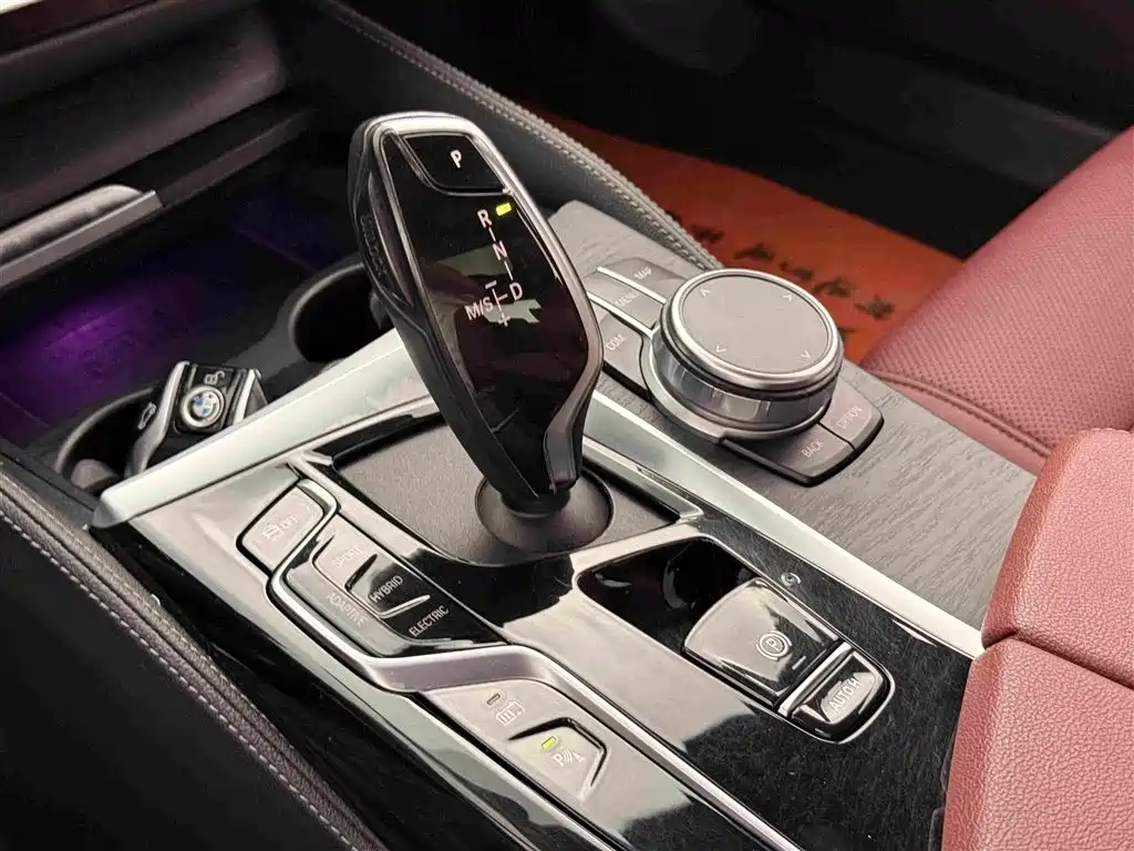 BMW 5 Series New Energy 2021 — фото 20