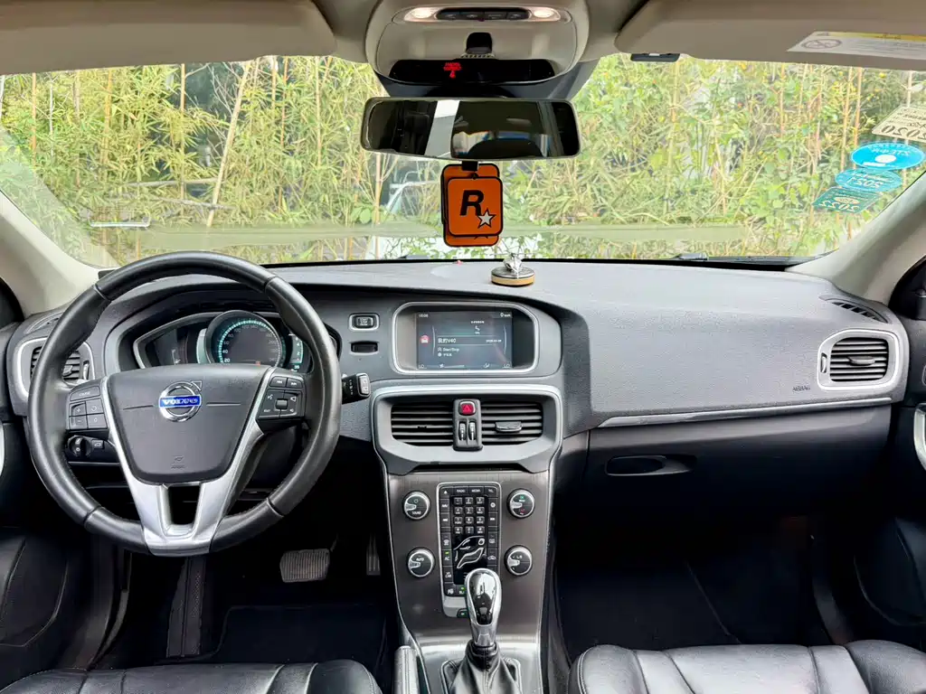 Volvo V40 2016 — фото 11