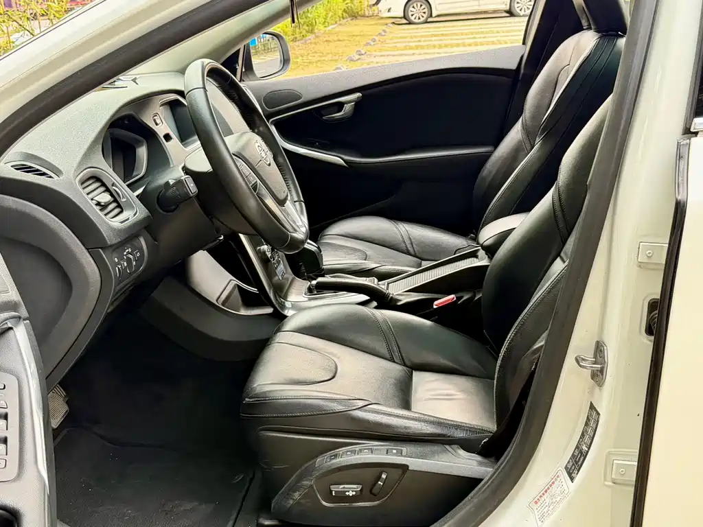 Volvo V40 2016 — фото 15