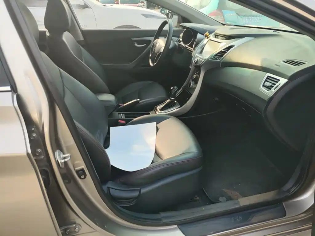 Hyundai Elantra 2017 — фото 20