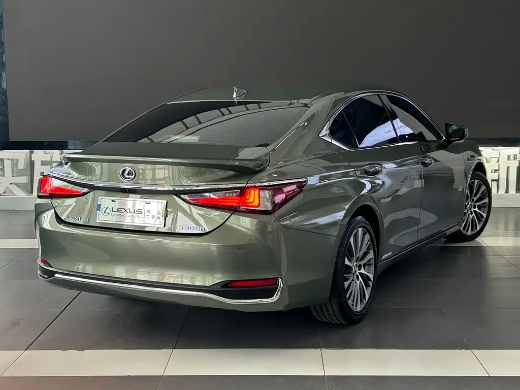 Lexus ES 2019 — фото 9