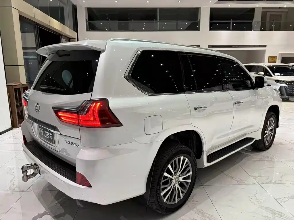 Lexus LX 2018 — фото 16