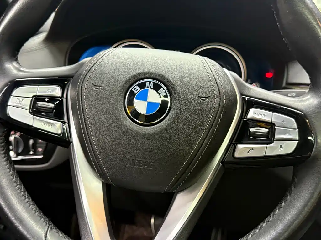 BMW 5 Series 2018 — фото 17