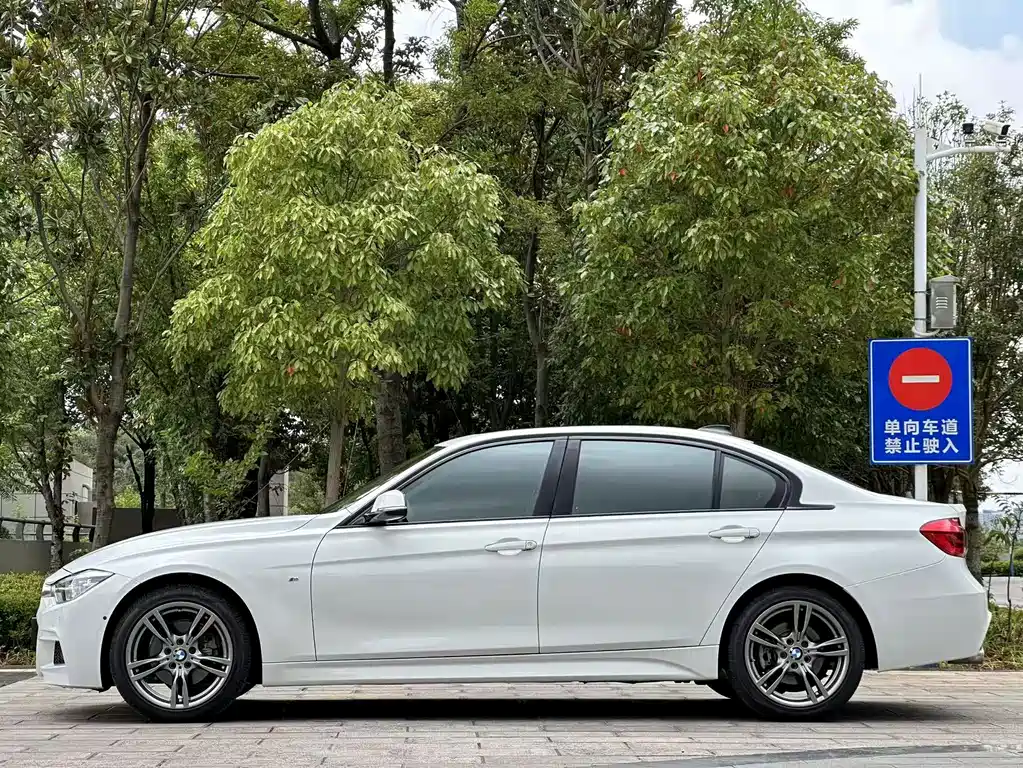 BMW 3 Series 2018 — фото 10