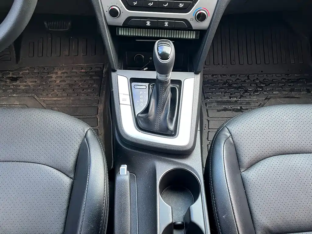 Hyundai Elantra 2018 — фото 12