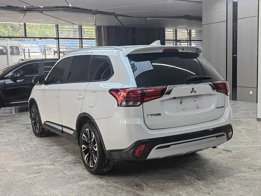 Mitsubishi Outlander 2020 — фото 4