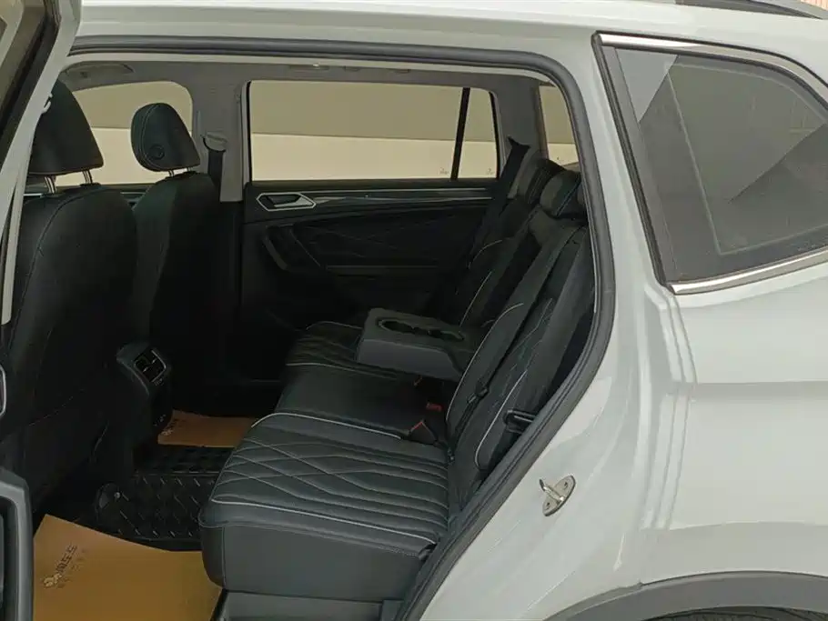 Volkswagen Tiguan L 2023 — фото 11
