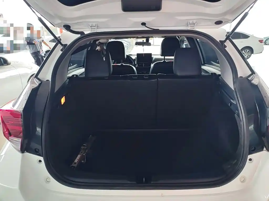 Toyota Yaris L 2023 — фото 19