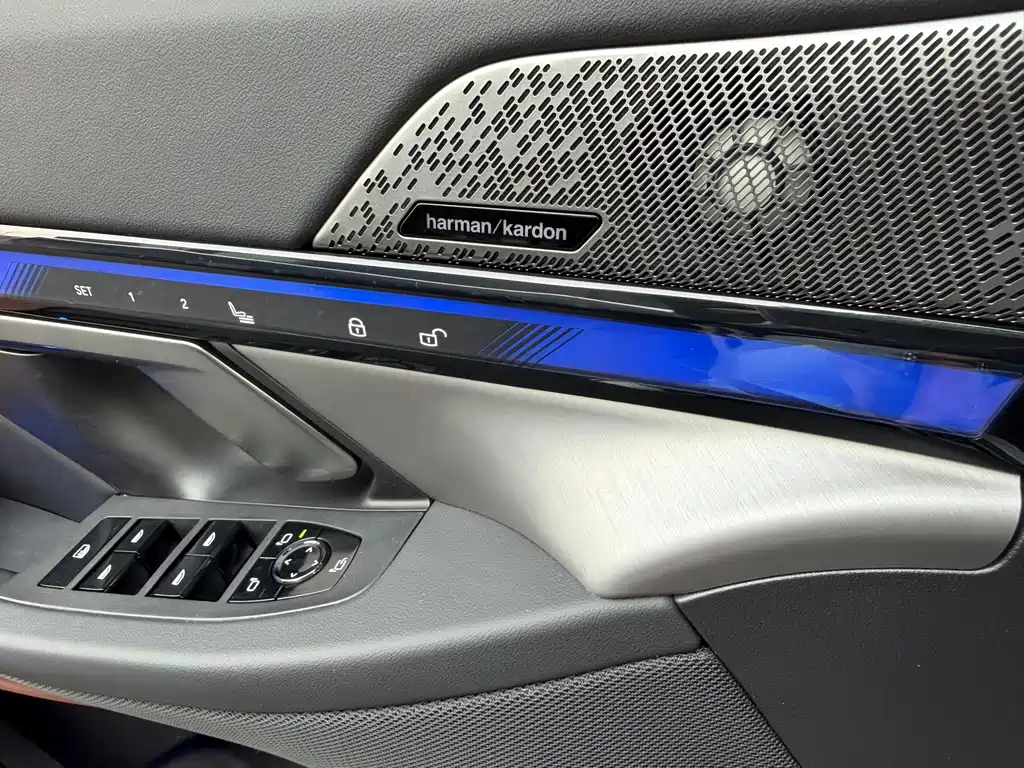 BMW 5 Series 2025 — фото 20
