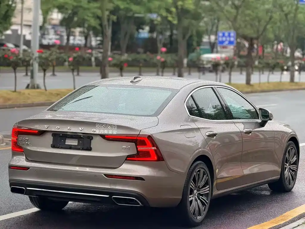 Volvo S60 2022 — фото 8