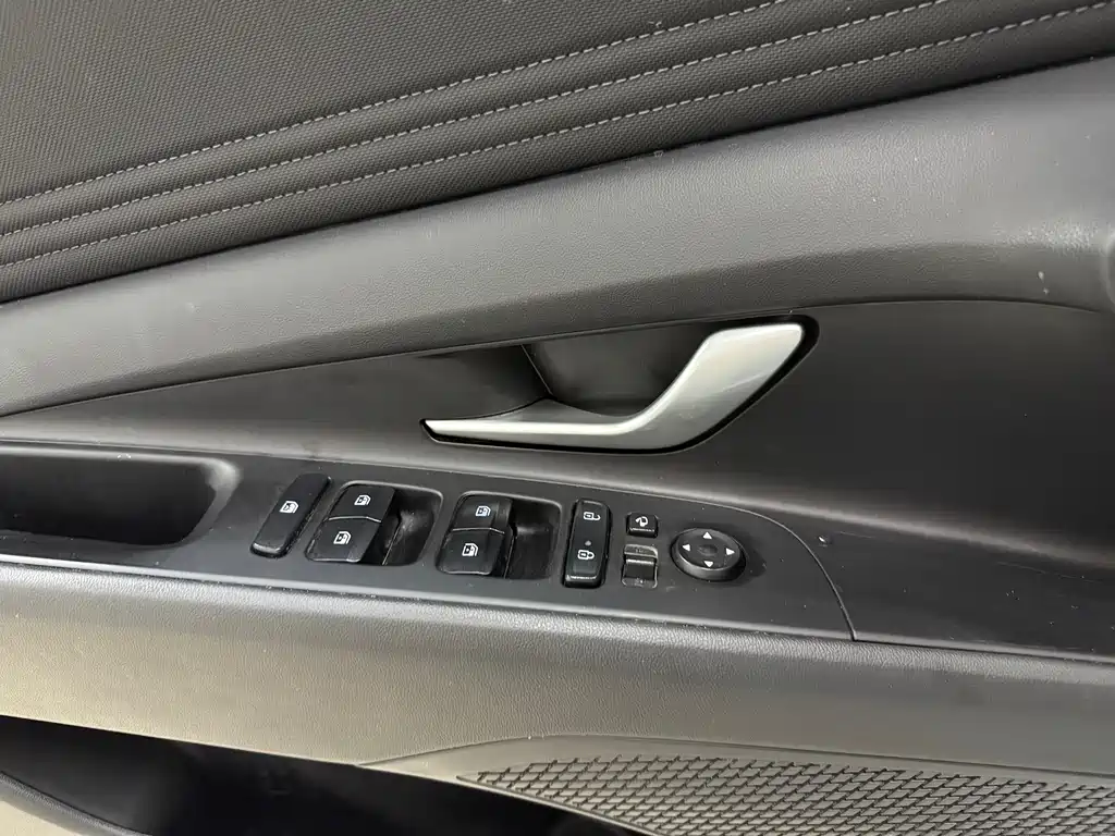 Hyundai Elantra 2023 — фото 10