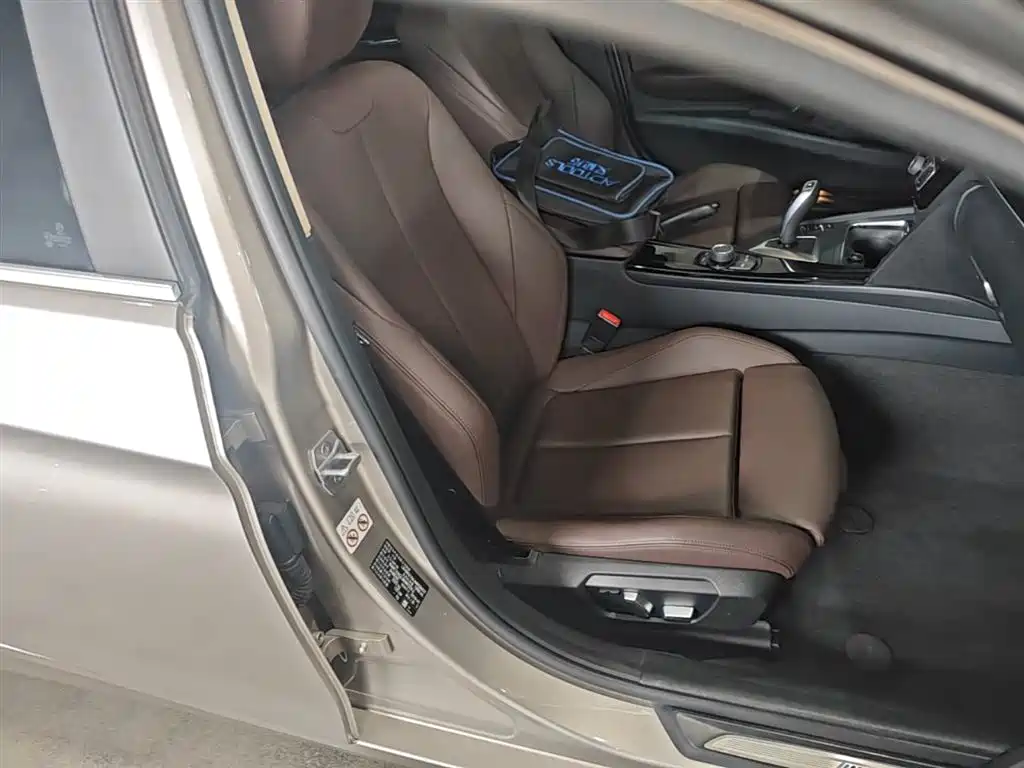 BMW 3 Series 2018 — фото 25