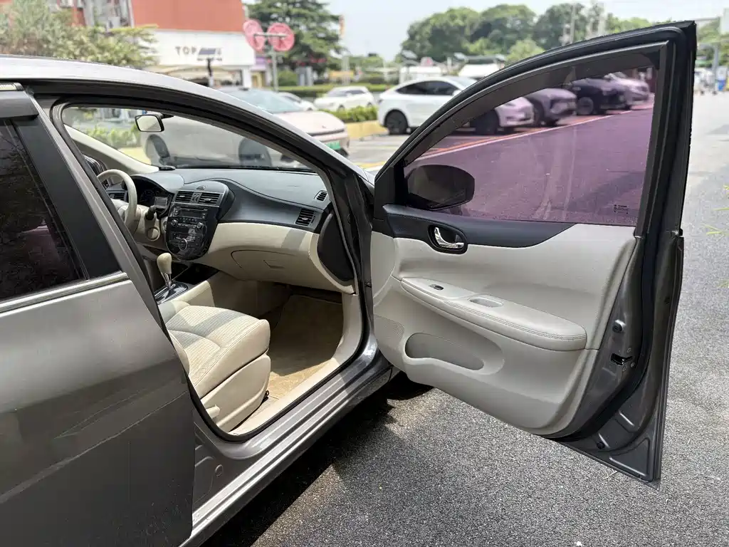 Nissan Tiida 2015 — фото 15