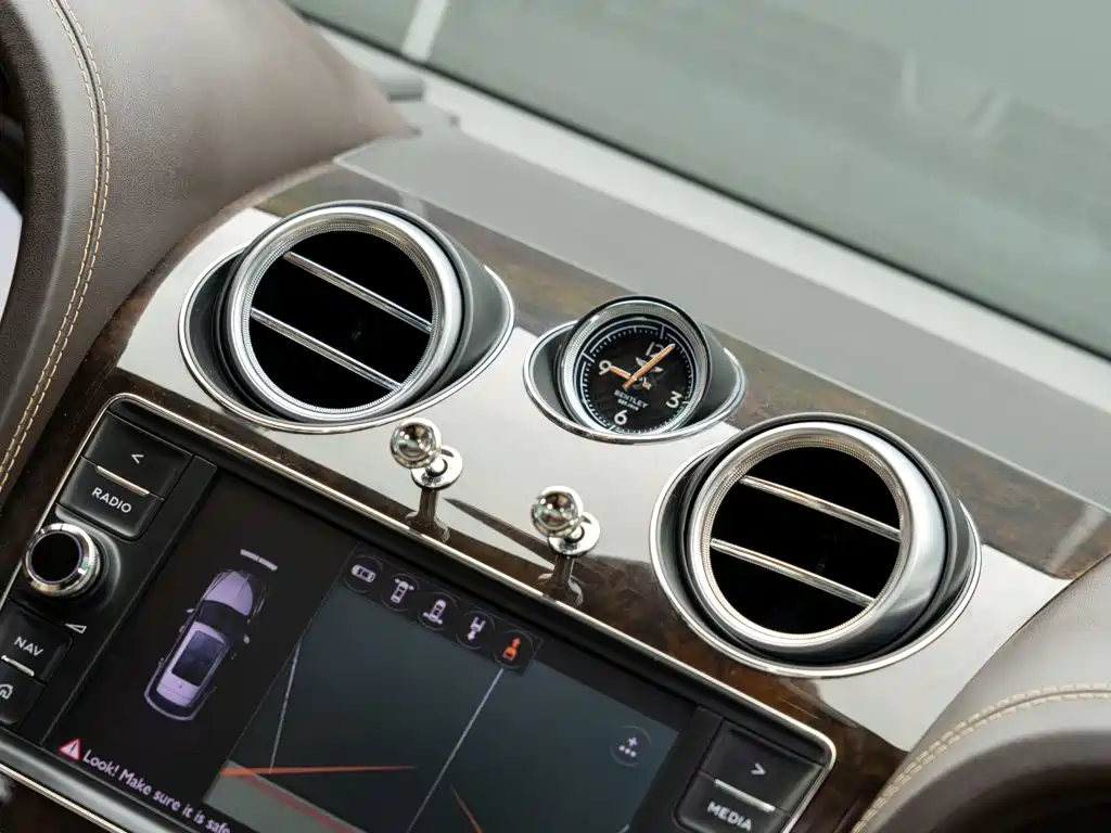 Bentley Bentayga 2017 — фото 19