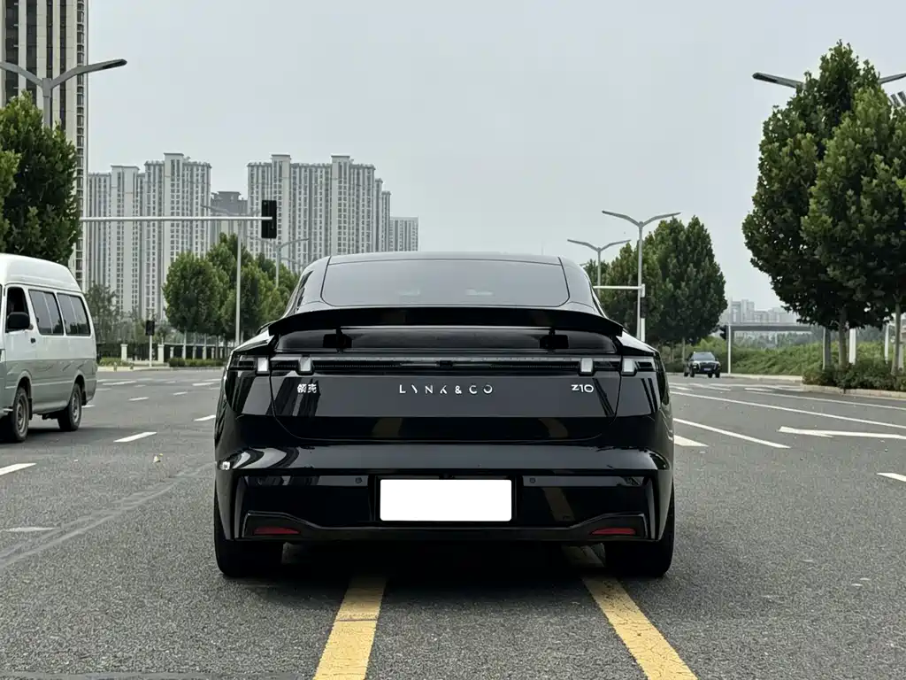 Lynk & Co Z10 2025
