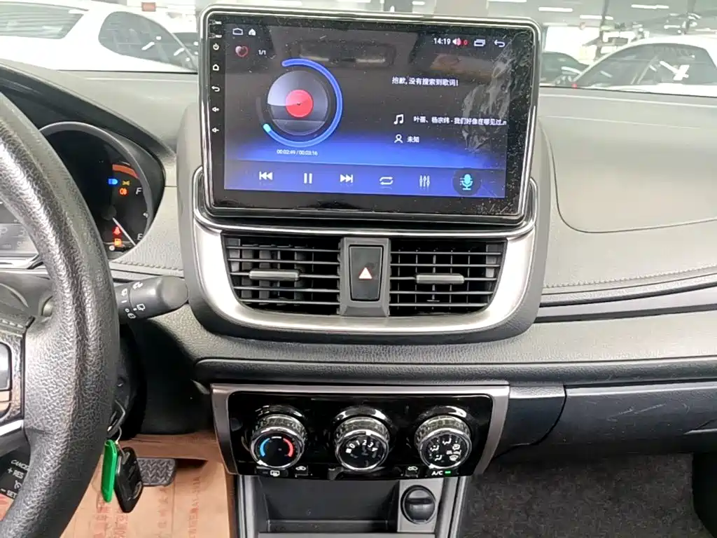 Toyota Yaris L 2022 — фото 13