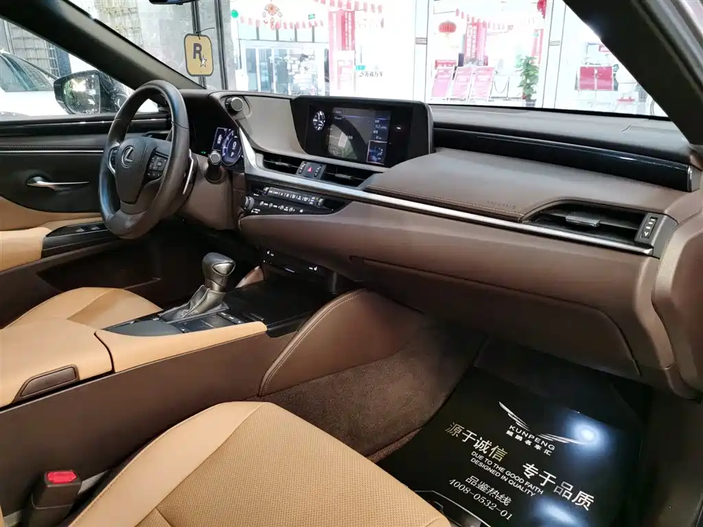 Lexus ES 2018 — фото 13