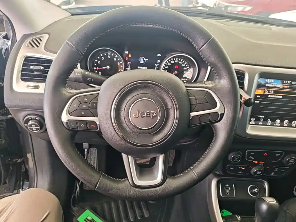 Jeep Compass 2017 — фото 11