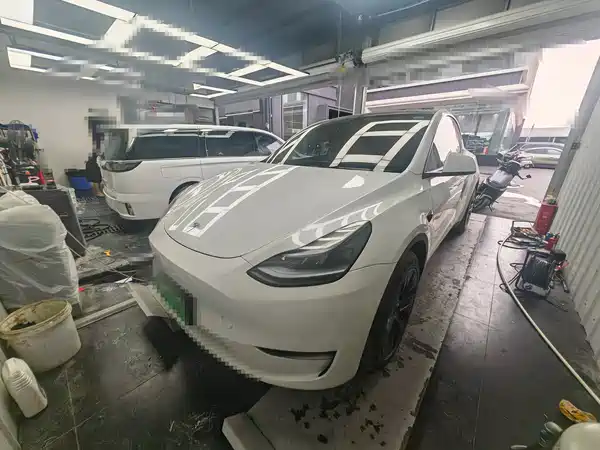 Tesla Model Y 2024