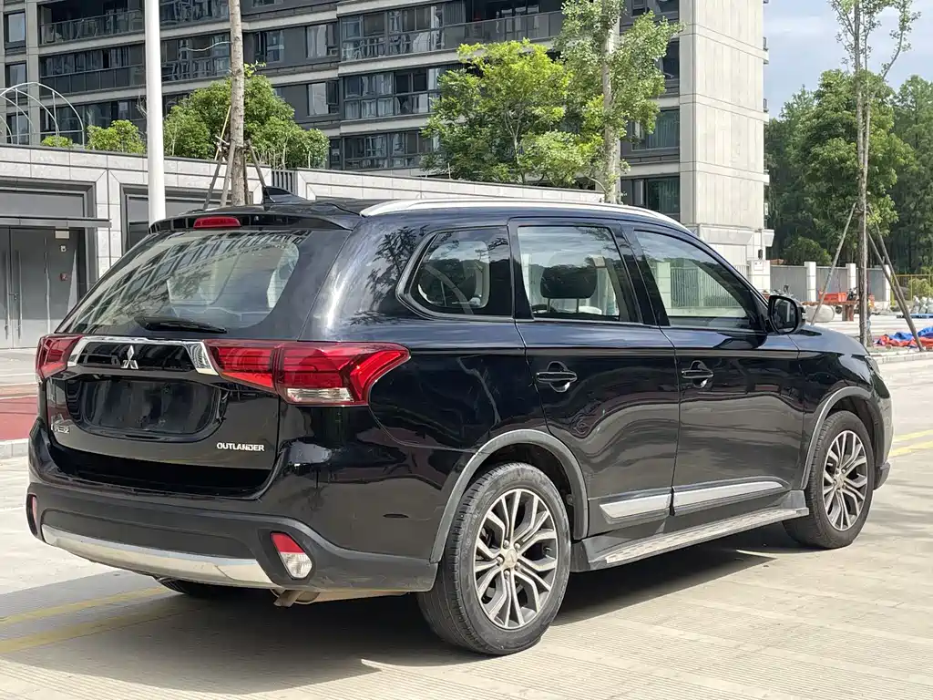 Mitsubishi Outlander 2018 — фото 11