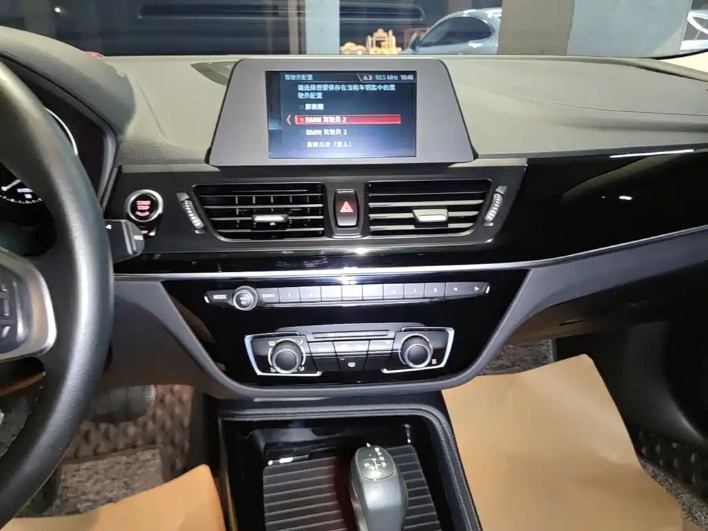 BMW 1 Series 2019 — фото 13