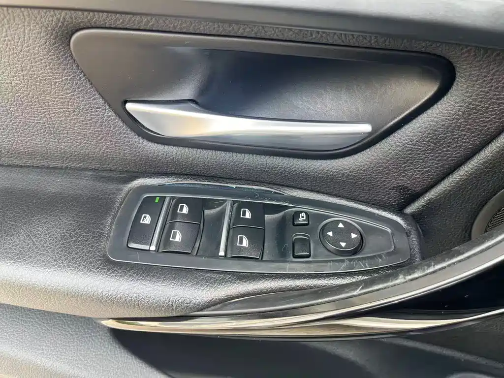 BMW 3 Series 2017 — фото 20