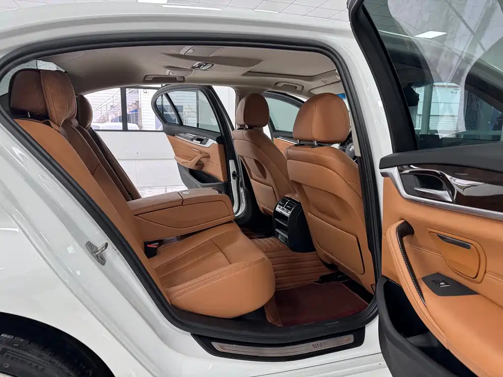 BMW 5 Series 2018 — фото 10