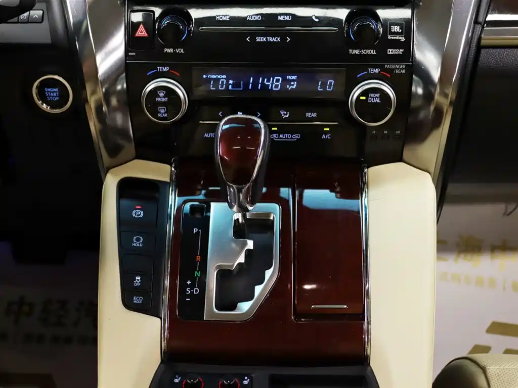 Toyota Alphard 2017 — фото 12