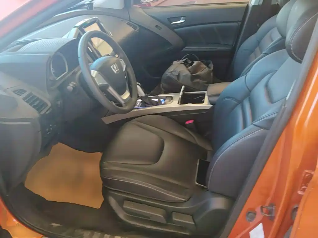 Luxgen You6 SUV 2015 — фото 15