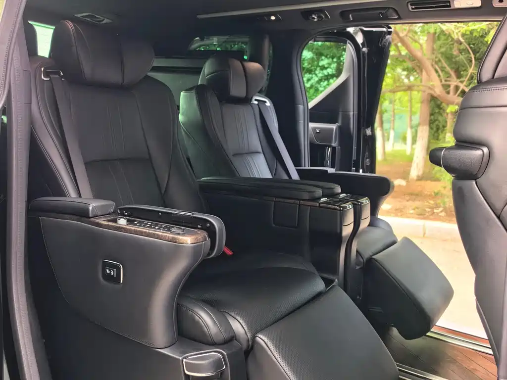 Toyota Alphard 2023 — фото 11